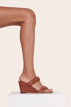 FRANKIE WEDGE | TAN -fashion 220927 Staud Resort Ecom54291 web