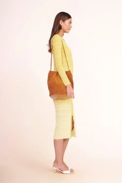 VALENTINA BUCKET BAG | TOBACCO -fashion SHOKO SWEATER POLLEN WHITE BRIGITTE MULE PAPER 04943 web