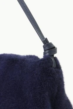 VIVI SHOULDER BAG | NAVY FAUX FUR -fashion STAUD VIVI SHOULDERBAG NAVY FALL 23 ECOM 4